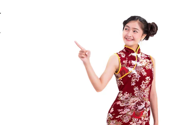 若いアジアの美しさの女性のチャイナ ドレスを着て、中国の新年祭イベントでジェスチャーの横にある [ホワイト バック グラウンドを分離しました。休日やライフ スタイルのコンセプトです。Qipao ドレスを着てください。 — ストック写真