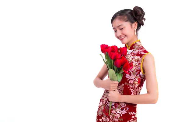 若いアジアの美しさの女性のチャイナ ドレスを着て、中国の旧正月とバレンタイン祭りイベントで赤いバラのジェスチャーを保持は、ホワイト バック グラウンドを分離しました。祭とライフ スタイルのコンセプトが大好きです。Qipao ドレス — ストック写真