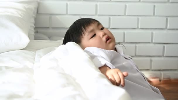 Menino Asiático Relaxando Lado Cama Depois Acordar Manhã Quarto Estilo — Vídeo de Stock