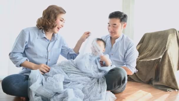父母在家里的卧室里和一半日本男孩玩耍 快乐的家庭和婴儿的概念 多种族混血儿 感谢父母和孩子 团结与幸福的关系 — 图库视频影像