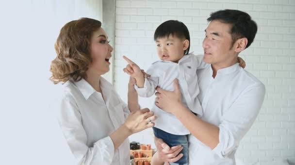 Padres Jugando Con Chico Medio Japonés Dormitorio Casa Familia Feliz — Vídeos de Stock