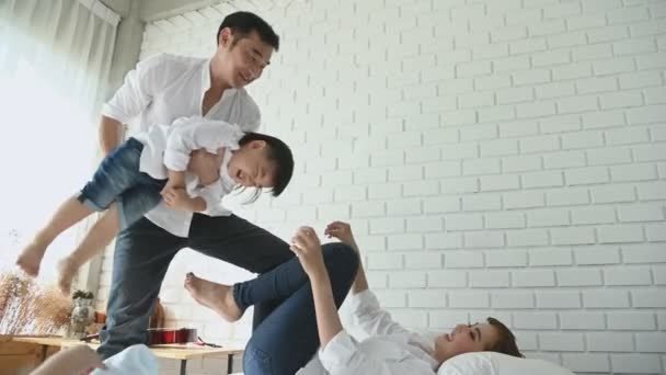 日本の少年1人と一緒に家の寝室で飛行機に乗って遊んでいる親 幸せな家族と赤ちゃんの概念 多民族の混合人種の人々 親子で一緒に感謝する — ストック動画