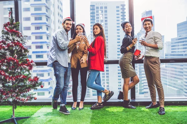 Grupo de empresa diversidade colega trabalho em equipe celebaring para Ne — Fotografia de Stock