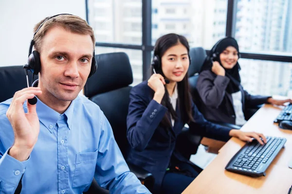 Kelompok muda profesi call center agen dengan headse — Stok Foto