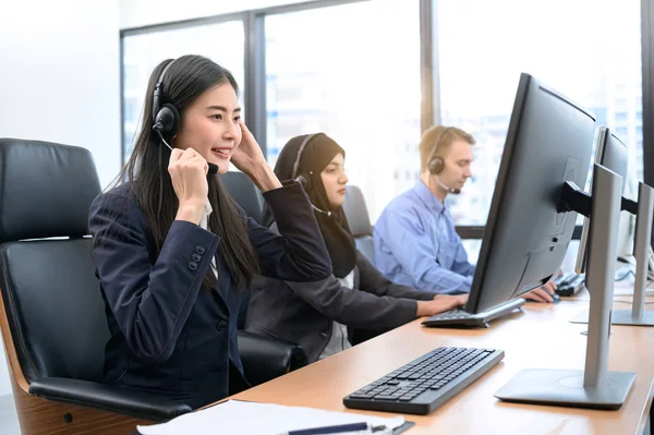 Gruppo di giovani professionisti call center operatore agente con testata — Foto Stock