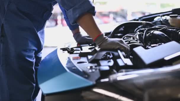 Joven Mecánico Asiático Examinando Motor Capó Del Coche Taller Reparación — Vídeo de stock