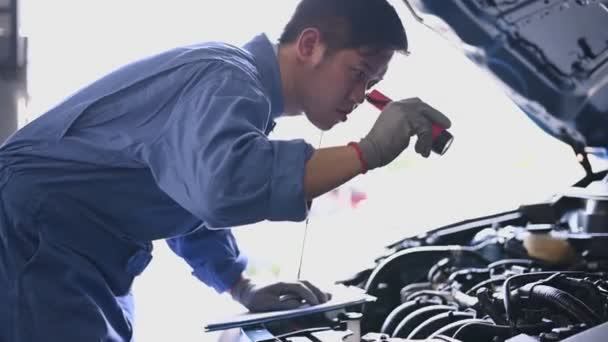 Junger Asiatischer Automechaniker Untersucht Motor Auf Motorhaube Autowerkstatt Werkstattmitarbeiter Überprüfen — Stockvideo