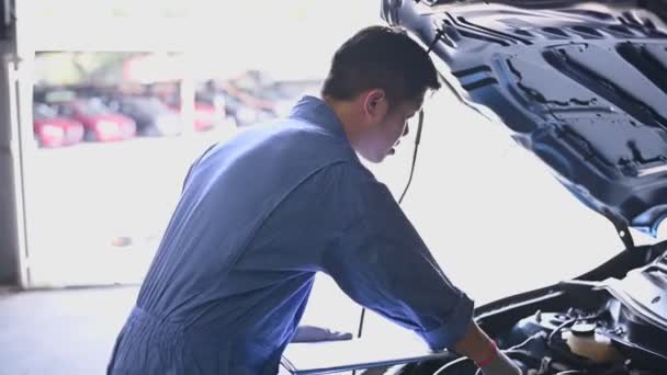 Joven Mecánico Asiático Examinando Motor Capó Del Coche Taller Reparación — Vídeo de stock