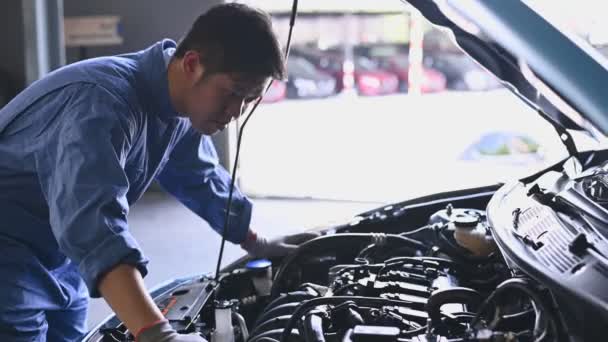 Молодий Азіатський Автомеханік Вивчає Двигун Автомайстерні Ремонту Автомобілів Ремонтники Перевіряють — стокове відео