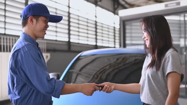 Mecânico Carro Dando Carro Chave Entrega Carro Para Cliente Feminino — Vídeo de Stock