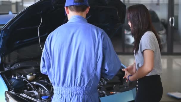 Vozový Technik Mechanik Vést Rozhovor Zákazníkem Opravě Auta Rozpočtové Náklady — Stock video