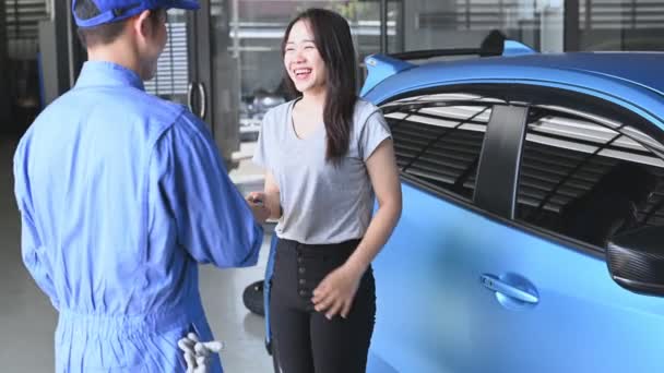 Autó Szerelő Így Autó Kulcs Szállít Autót Női Ügyfél Tesztvezetésre — Stock videók