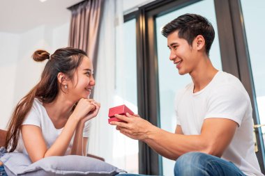 Evlerinde sürpriz kız arkadaş için hediye kutusu tutan bir adam. Kadın!