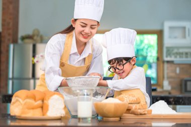 Sevimli küçük Asyalı çocuk ve güzel anne hamur un w eme