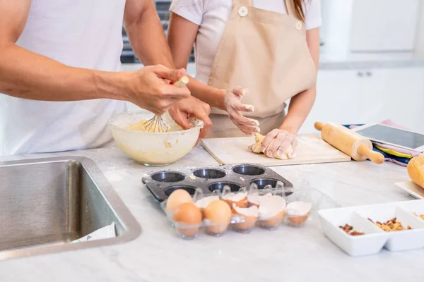 Glada asiatiska par matlagning och bakning tårta tillsammans i köket — Stockfoto