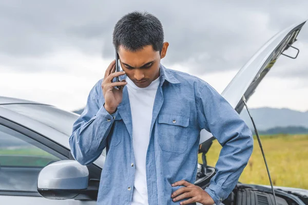 Mann ruft nach Unfall Autopflegedienst an — Stockfoto