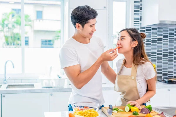 Asiático novio alimentación de frutas y verduras a novia a eac — Foto de Stock