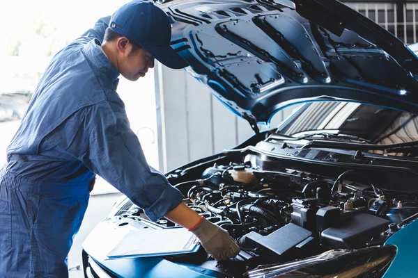 Car mechanic checking to maintenance vehicle by customer claim o — 스톡 사진