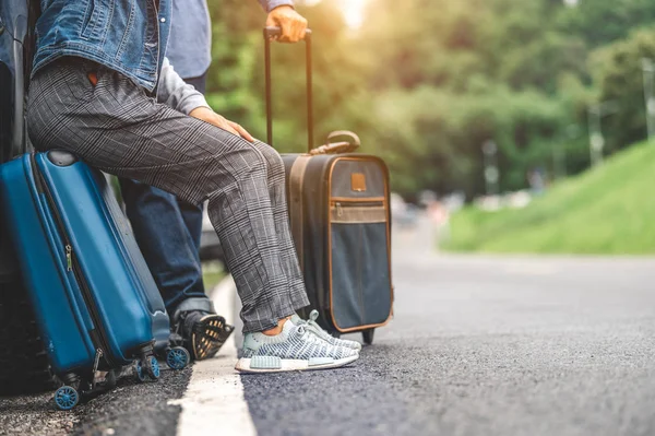 Nahaufnahme unterer körper von asiatisch pärchen relaxen auf suv auto stamm wit — Stockfoto