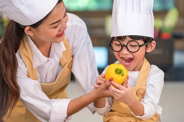 Retrato lindo poco asiático feliz chico chef interesado en cocinar — Foto de Stock