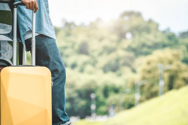 Nahaufnahme von Männerbeinen, die während der Fahrt mit Geschrei ruhen — Stockfoto