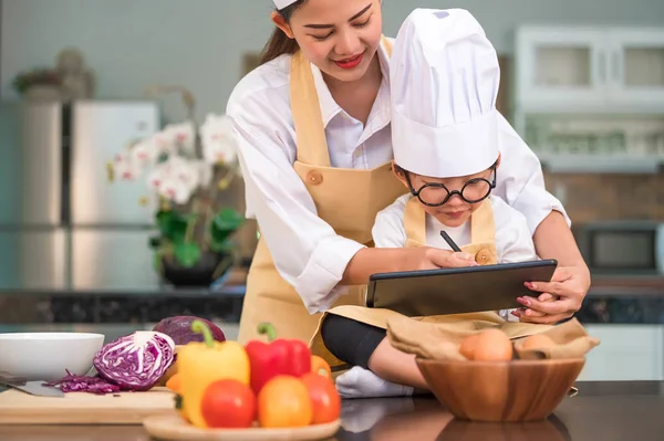 Asiático belleza madre y lindo pequeño niño preparar en línea compras — Foto de Stock