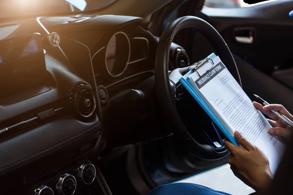 Mechaniker hält Klemmbrett und überprüft im Auto die Wartung — Stockfoto