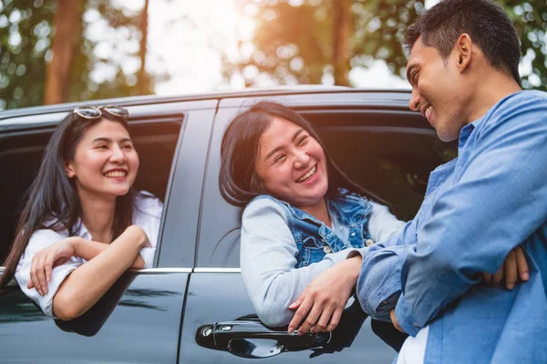 Asiatische Mann flirtet Frauen im Auto während der Fahrt im Wald. boy tal — Stockfoto