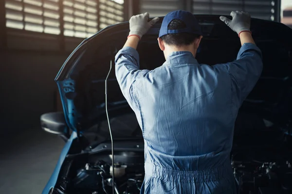 Car mechanic opening car hood for internal checking to maintenan — 스톡 사진
