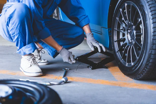 Mécanique automobile changement de pneu à l'atelier de réparation automobile garage. Transpor — Photo