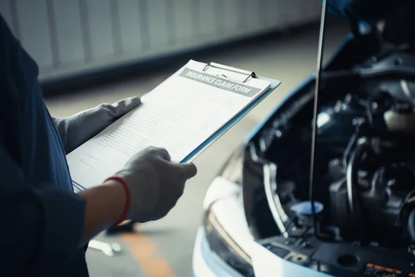 Car mechanic holding clipboard and checking to maintenance vehic — Stock Photo, Image