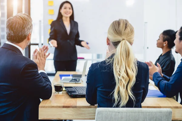 Grupo de empresários ouviu os instrutores explicando abo — Fotografia de Stock