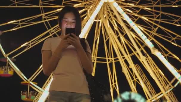 Mulher Asiática Beleza Feliz Olhar Para Telefone Inteligente Conversando Com — Vídeo de Stock