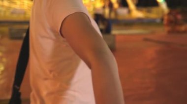 Eğlence parkında dönme dolaba el ele tutuşan Asyalı kadın. Erkek arkadaş birinci şahıs kamera görüntüsü. İnsanların yaşam tarzları ve eğlence anlayışı. Asya seyahati ve tatil.