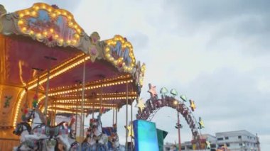 Mutlu Asyalı kadın akıllı telefona bakar ve eğlence parkında atlı karınca geçmişli bir arkadaş arar. İnsanların yaşam tarzı ve eğlencesi. Seyahat ve tatil