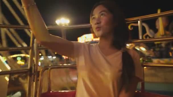 Ázsiai Lány Izgalmas Közben Take Óriáskerék Vidámparkban Szépség Élvezni Éjszakai — Stock videók