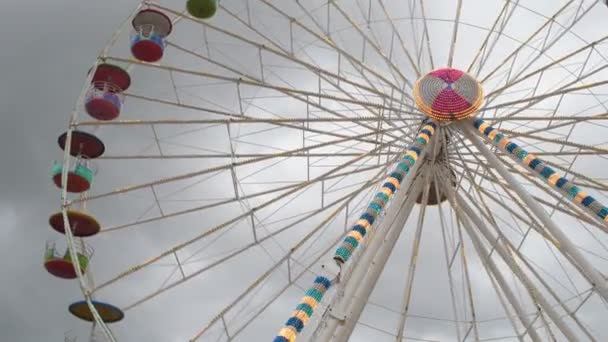 High Ferris Wheel Amusment Park Tempory Halting Spinning Visitors Storm — Stock Video