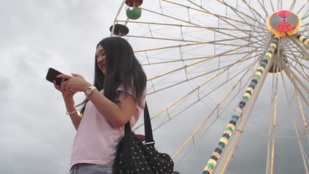 Mulher Asiática Beleza Feliz Olhar Para Telefone Inteligente Tirar Foto — Vídeo de Stock