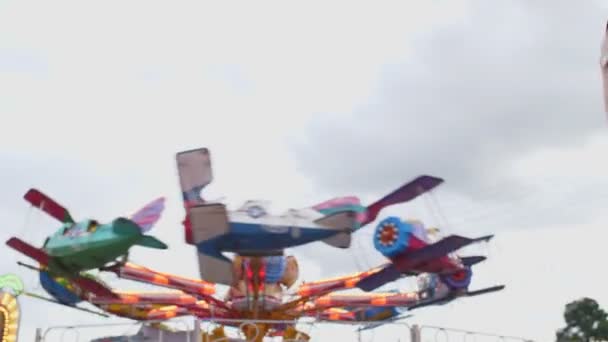 Щаслива Азіатка Любить Гуляти Парк Розваг Другом Або Хлопцем Життя — стокове відео