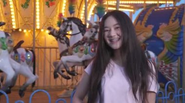 Atlıkarıncaya binen bekar bir kadın eğlence parkında eski sevgilisine aşık olduğu zamanları düşünüyor. Sevgililer Günü konseptinde kırık kalp. Anma anı ve sevgi dolu bir tema.