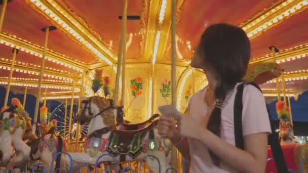 Eğlence Parkında Atlı Karınca Sürüşü Mutlu Asyalı Bir Kadınla Giriş — Stok video