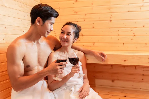 Asyalı Çiftler Evlilik Yıldönümlerini Kutlamak Için Sauna Odasında Şarap Içip — Stok fotoğraf