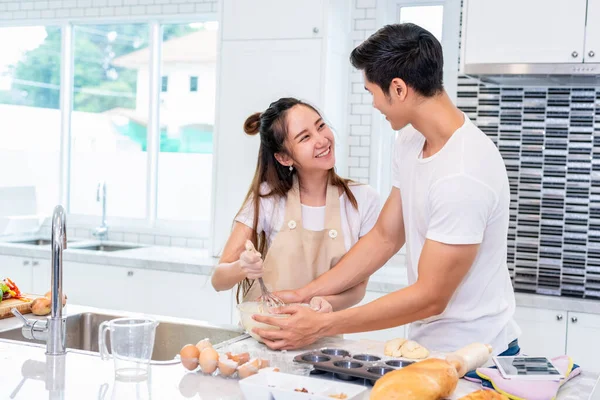 Felices Parejas Asiáticas Cocinando Horneando Pastel Juntos Sala Cocina Hombre — Foto de Stock