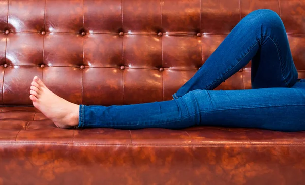 Donna Gambe Con Indosso Jeans Mentre Rilassa Cinema Casa Divano — Foto Stock