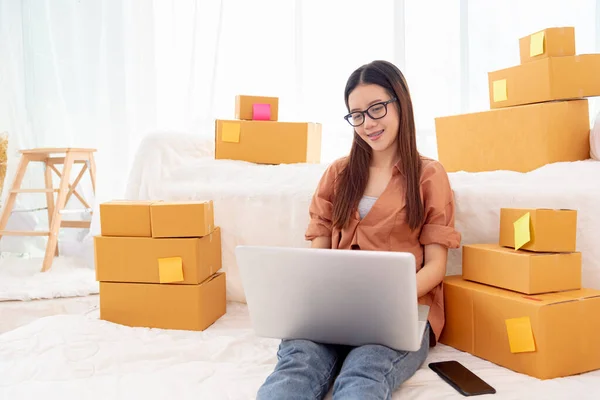 Beauty Asian Woman Using Laptop Customer Support Bedroom Business Technology — Stock Photo, Image