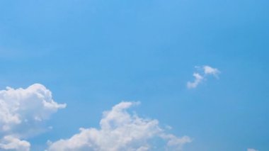 Mavi gökyüzü zaman arkaplanında bulut hareketi. Doğa ve Küresel Çevre. Bulutlar ve gökyüzü konsepti. 4K Görüntü