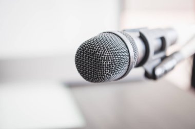 Seminer salonundaki konferans salonunda konuşma odasında mikrofonun kapanışı. Üniversitede ya da üniversitede podyumda öğretmenlik yapan mikrofon hocası. Atölye etkinliği ve eğlence yayın konsepti.