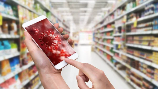 在百货商店里手持带有3D Coronavirus或Covid 19屏幕背景的智能手机 照片拍摄模糊的超级市场 智能手机技术的生活方式 健康和医疗主题 — 图库照片