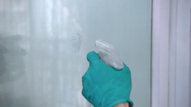 İnsanların el temizleme aynasına yakın çekim yaparak evdeki Coronavirüs 'ten kurtulun. Sağlıklı yaşam tarzı evde çalışır ve grip virüsü konseptinden uzak durur. Ev işleri ve ev işleri teması. 4K görüntü videosu