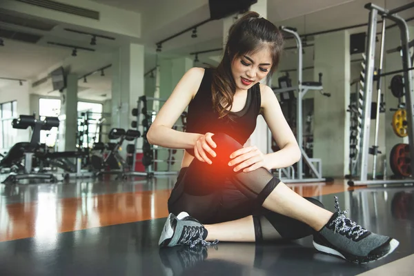 Spor Salonundaki Spor Salonunda Diz Egzersizi Sırasında Asyalı Kadın Yaralanmaları — Stok fotoğraf